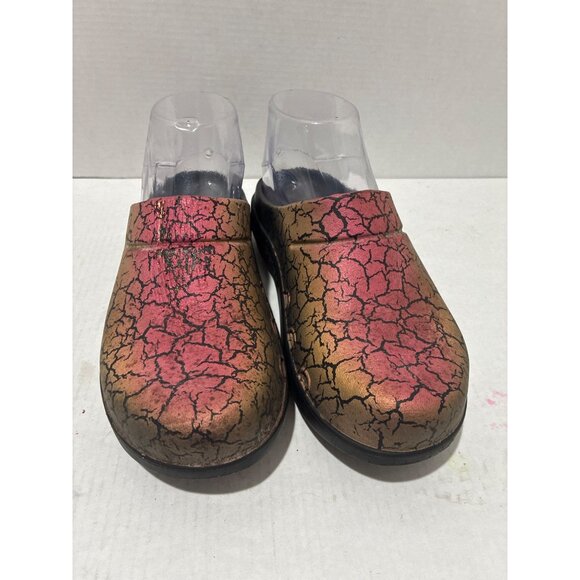 Oofos womens 7 Pink Metallic Sheen Crack Paint Splatter slip on Clogs size 6 - Picture 2 of 6
